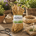 Ein bundle goldbrauner natürlicher naturbast seil auf einer holzoberfläche bast natur 50g