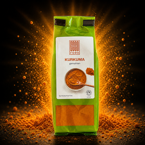 Eine grüne tasche kurkuma gemahlen 60 g mit weißem etikett und goldenem orangenem kurkuma puder auf einem bild