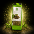 Ein lebhaft grüner beutel oregano gerebelt von haco mit durchsichtigem fenster und frischen oreganozweigen