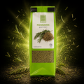 Ein leuchtend grüner beutel geschnittener rosmarin von eco food mit klarem fenster zur sichtbarkeit des getrockneten krauts