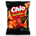 Chio tortillas chips extra hot sauce style 110g schwarze packung mit feurigen orangen tortillas und roter sauceflasche