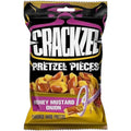Ein lebhaft gelb und schwarz verpackter crackzel pretzel snack honig senf zwiebel geschmack mit tigergrafik 85g