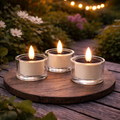 Drei klare glas tealight halter mit weißen wachskerzen und beleuchteten flammen solar teelicht 3d-docht 3er set weiß