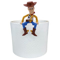 Topf buddy woody mit braunem cowboyhut gelbem shirt schwarzer wollweste und blauer hose auf weißem behälter