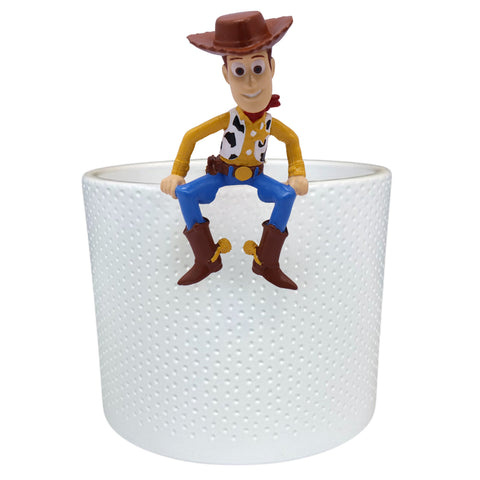 Topf buddy woody mit braunem cowboyhut gelbem shirt schwarzer wollweste und blauer hose auf weißem behälter