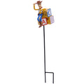 Bunter gartenstecker woody aus kunststoff mit cowboyhut sitzend auf alphabetblöcken
