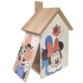 Ein charmantes vogelhaus aus holz mit minnie mouse designs, hell gesprenkelt, naturdächer und bunte mickey und minnie illustration