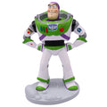 Gartenfigur buzz actionfigur in grün weiß mit lila akzenten stehend auf grauem sockel