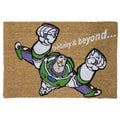 Braune coir fußmatte mit farbig besticktem buzz lightyear und dem schriftzug to infinity & beyond für eingangstür