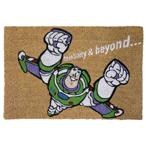 Braune coir fußmatte mit farbig besticktem buzz lightyear und dem schriftzug to infinity & beyond für eingangstür