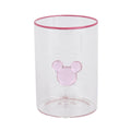 Ein klarer glas-tumbler mit rosa rand und durchscheinendem 3d mickey mouse kopf in rosa seitlich