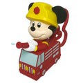 Roter plastik feuerwehr spielzeug mit mickey mouse in gelbem helm und rotem uniform mit wasserschlauch und sprüheffekt