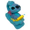 Blaues stitch badeentchen mit rotem ohrflausch hält eine gelbe bananenform gießtkanne auf blauen wasserwellen