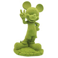 Grüne garten statue 3d flock mickey aus sand in form von mickey mouse mit friedenszeichen