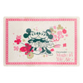 Vintage metall plaque mit mickey und minnie mouse in romantischer pose und pinken blumen von disney gartendekorationsplatte