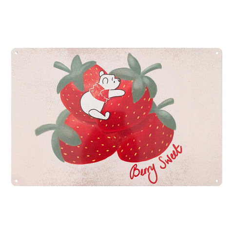 Rechteckiges metallschild mit cartoon weißem bär und roten erdbeeren mit schriftzug berry sweet für gartendeko