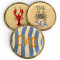 Set aus drei runden keramikuntersetzern mit holzrand dekoration mit rotem lobster blauem krabbenmotiv und ciao text