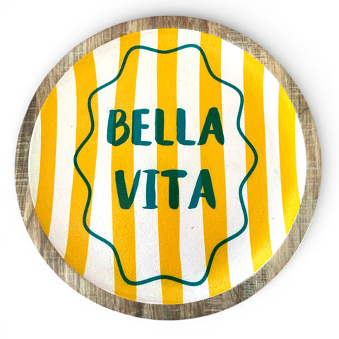 Dekorative platte 19,5 cm aus holz mit gelb-weißen streifen und teal lettering bella vita im grünen wellenrahmen