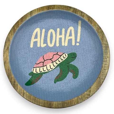 Runde dekorative platte 14,5 cm aus holz mit blau bemalter oberfläche aloha schrift grünem meeresschildkrötenmotiv