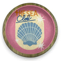 Dekorative platte 14,5 cm aus holz in rosa und beige mit blauem muscheldesign und orange-navy schrift the sea cleb