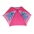 Pink kinder-regenschirm mit blauen stitch-figuren von disney lilo & stitch und camouflage-muster auf dem stoff