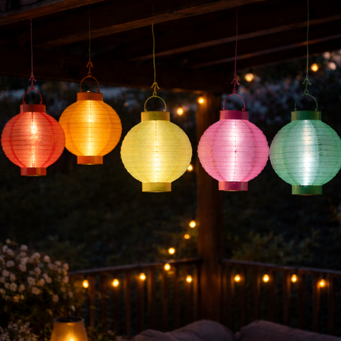 Fünf bunte lumineo solar laternen aus papier leuchten in warmen rot orange gelb rosa und grün mit kaltweißem licht