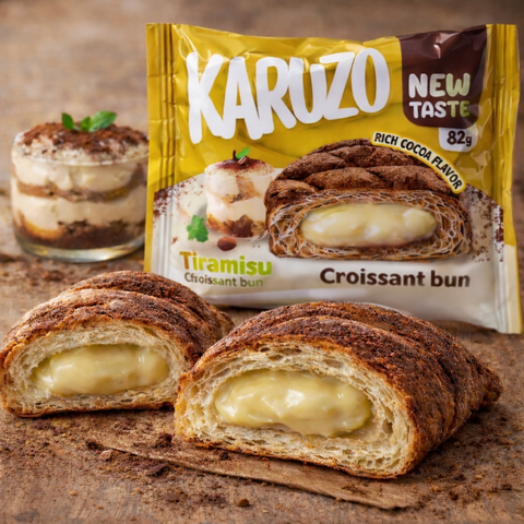 Ein goldenbraunes, blättriges karuzo gefülltes croissant 82 g mit cremiger gelber füllung und kakao bestäubt