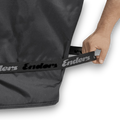 Schwarzer stoffriemen mit enders logo in weiß angebracht an dunkelgrauer premium wetterschutzhülle