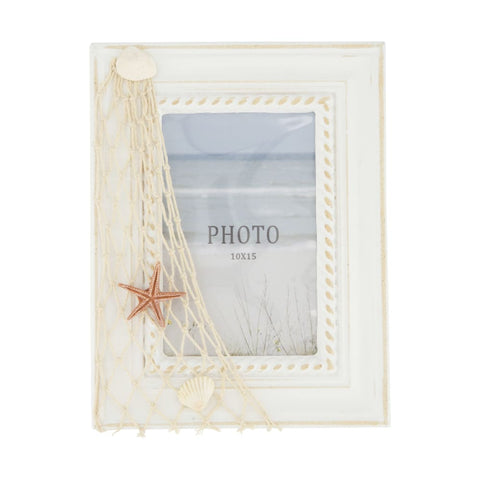 Ein cremefarbener bilderrahmen maritim 17x22 cm aus distressed holz mit netz, kupferner seestern und muscheln