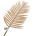 Ein farnblatt orange aus künstlichen palmwedeln in tan mit schlanken segmenten und grünem stiel