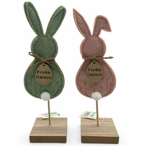 Hase mit Osterei auf Fuß