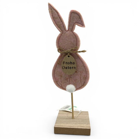 Hase mit Osterei auf Fuß