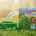 Grüner flexibler gartenschlauch mit sprühdüse und adapter verpackt in markenbox 7,5-15 m länge
