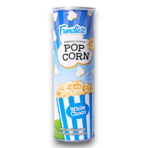 Ein blau-weiß gestreifter zylindrischer fundiez-becher mit weißer schoko-popcorn und glänzendem karamellüberzug