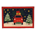 Rote fussmatte aus nylon 40x60x0,5 cm mit weihnachtlichem vintage-lkw und geschenken vor schneebedeckten kiefern