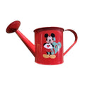 Rote mickey maus gießkanne aus metall mit glänzender oberfläche und cartoonillustration mit blumen