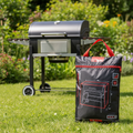 Schwarze grill-abdeckhaube 95x85x60cm mit rotem reißverschluss und griffen, weißer grill-zeichnung vorne