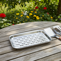 Rechteckige grillplatte aus edelstahl 34x24x2 cm mit geschlitzter, gerippter oberfläche für gleichmäßige hitzeverteilung in silber