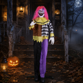Gruselclown 160 cm mit pinken haaren gelbem kragen und schwarz-weiß karierten ärmeln vor gruselhaus