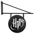 Schwarzes metall-türschild harry potter mit weißem logo und blitz- und federdesign aus metall