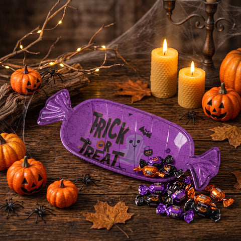 Lila candyförmige halloween-schale mit trick or treat text und gespenster-motiv für halloween-feiern