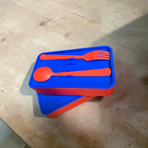 Disney lunchbox Spider-Man aus blauem und orangefarbenem Kunststoff mit passendem Besteck für Kinder zum Essen