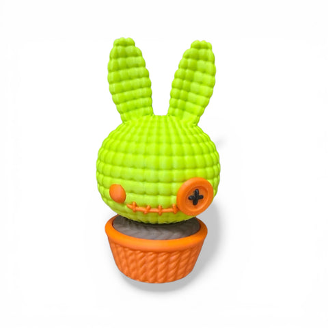 3d voodoo-hase limegrüne strukturierte hasen-kaktusfigur mit orangefarbenen knopfachsen in orangefarbenem topf