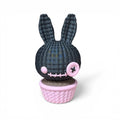 3d voodoo-hase schwarze genähte hasenfigur mit pinken knopfaugen und passendem geflochtenem korbboden
