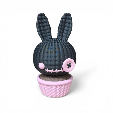 3d voodoo-hase schwarze genähte hasenfigur mit pinken knopfaugen und passendem geflochtenem korbboden