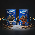 Zwei blaue oreo waffelrollen boxen mit vanilla- und schokoladencreme in 54g packung