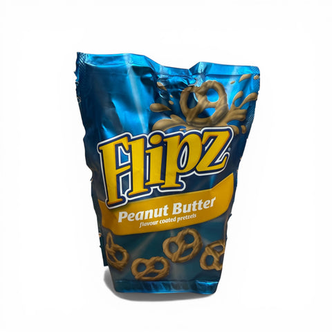 Eine blaue tüte flipz peanut butter 90 g mit schokoladenüberzogenen salzbrezeln und gelber markenkennzeichnung