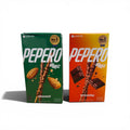 Zwei pepero schokolierte keks-sticks in grüner mandel- und oranger knusprig schokoladengeschmack-verpackung