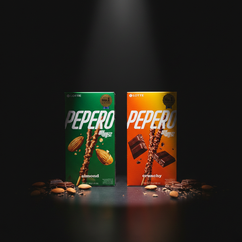 Zwei pepero schokolierte keks-sticks in grüner mandel- und oranger knuspriger schokoladensorte in verpackung
