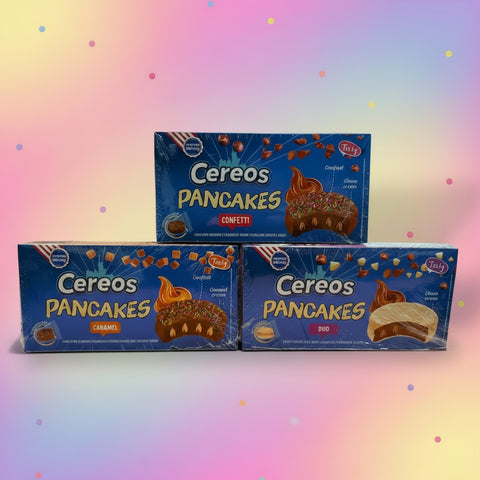 Drei blaue boxen cereos pancakes 150 g in den geschmacksrichtungen konfetti, karamell und duo vor buntem verlauf